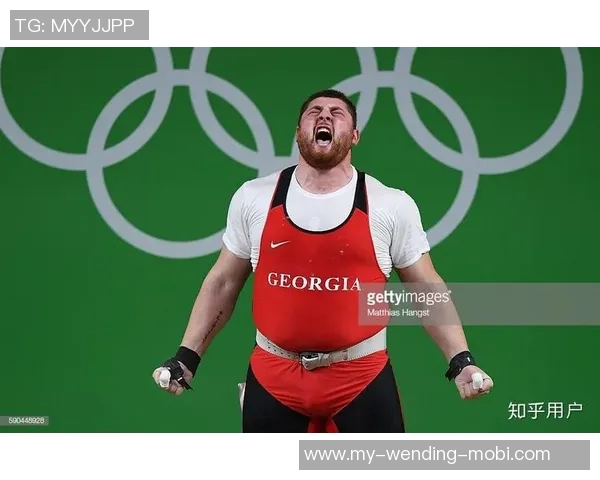 足球运动员如何通过训练塑造完美腹肌提升竞技状态与形象魅力