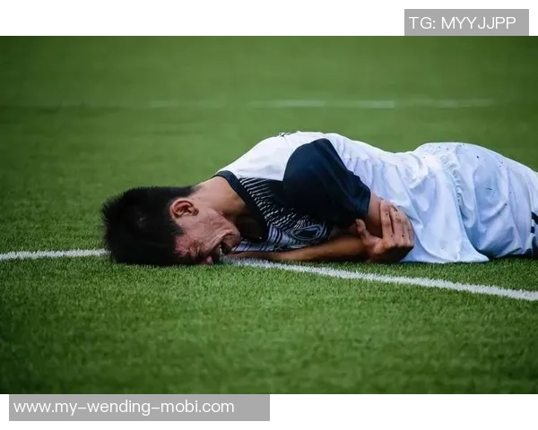 踢足球时意外被踢到敏感部位的视频引发网友热议与搞笑反应 踢足球时意外被踢到敏感部位的视频引发网友热议与搞笑反应